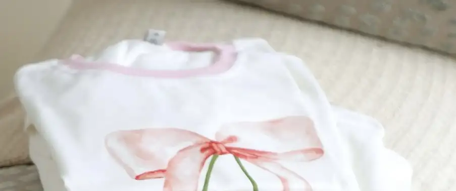 Camiseta branca com laço rosa
